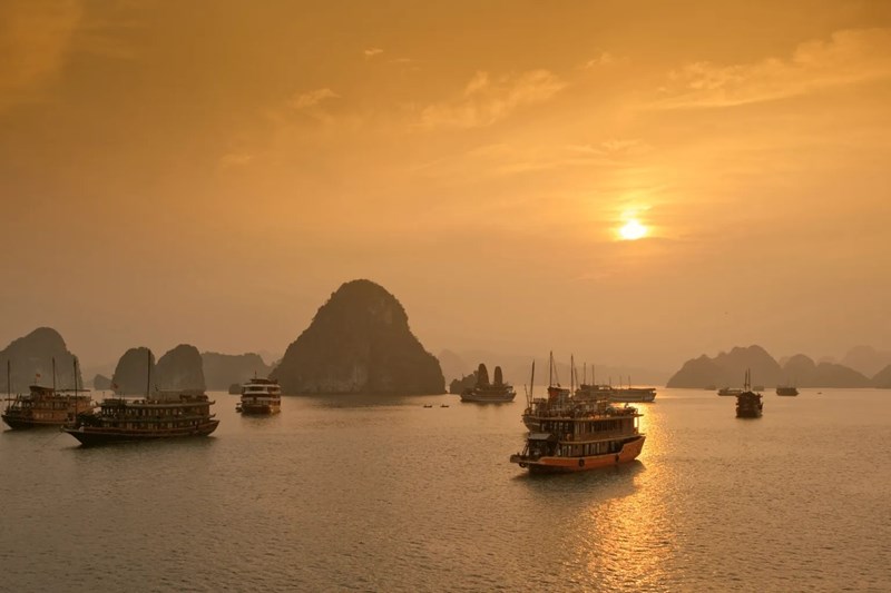 Bình minh trên vịnh Hạ Long