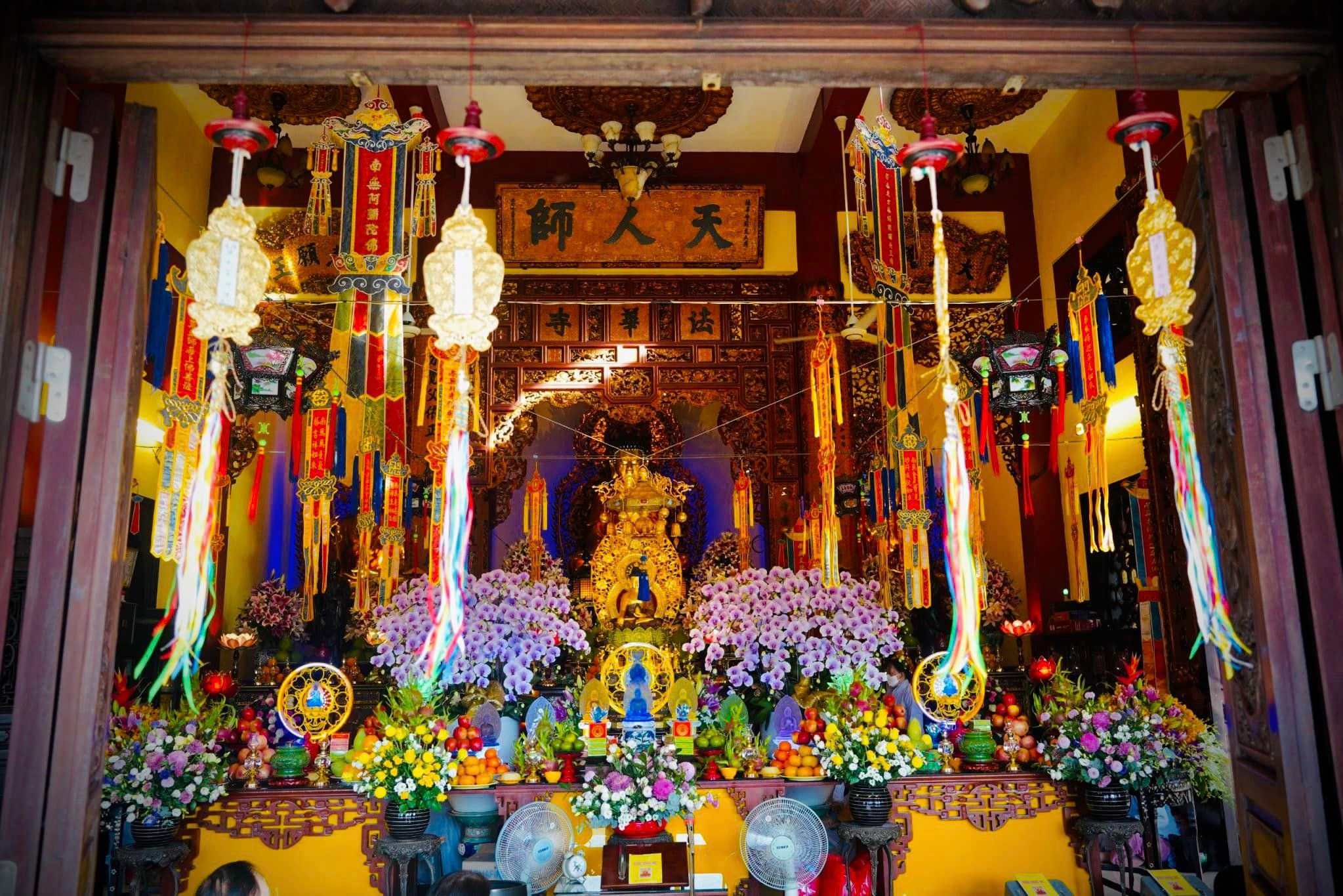 Chánh điện bên trong chùa Pháp Hoa