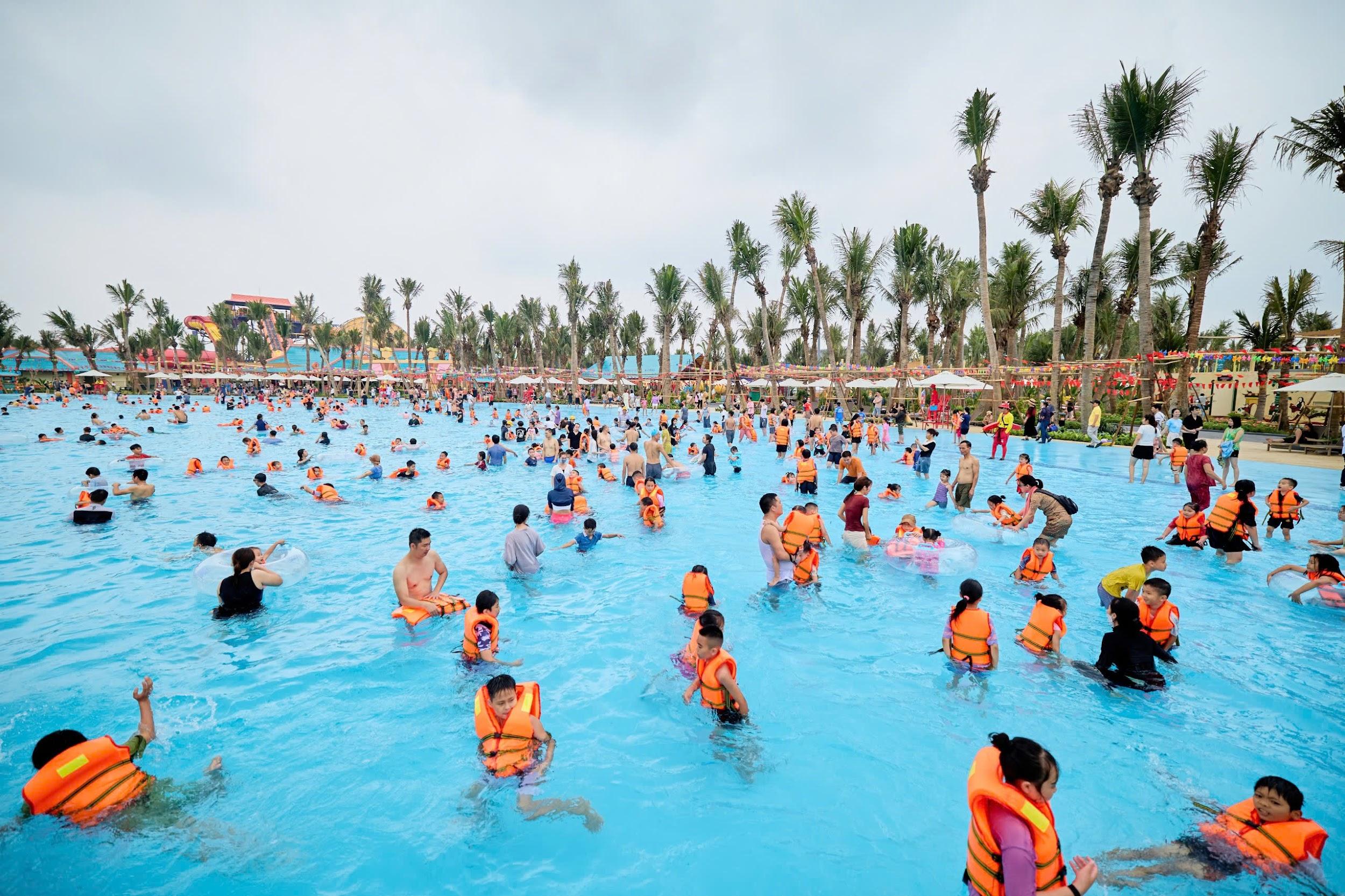 Du khách trải nghiệm tại Sun World Ha Nam