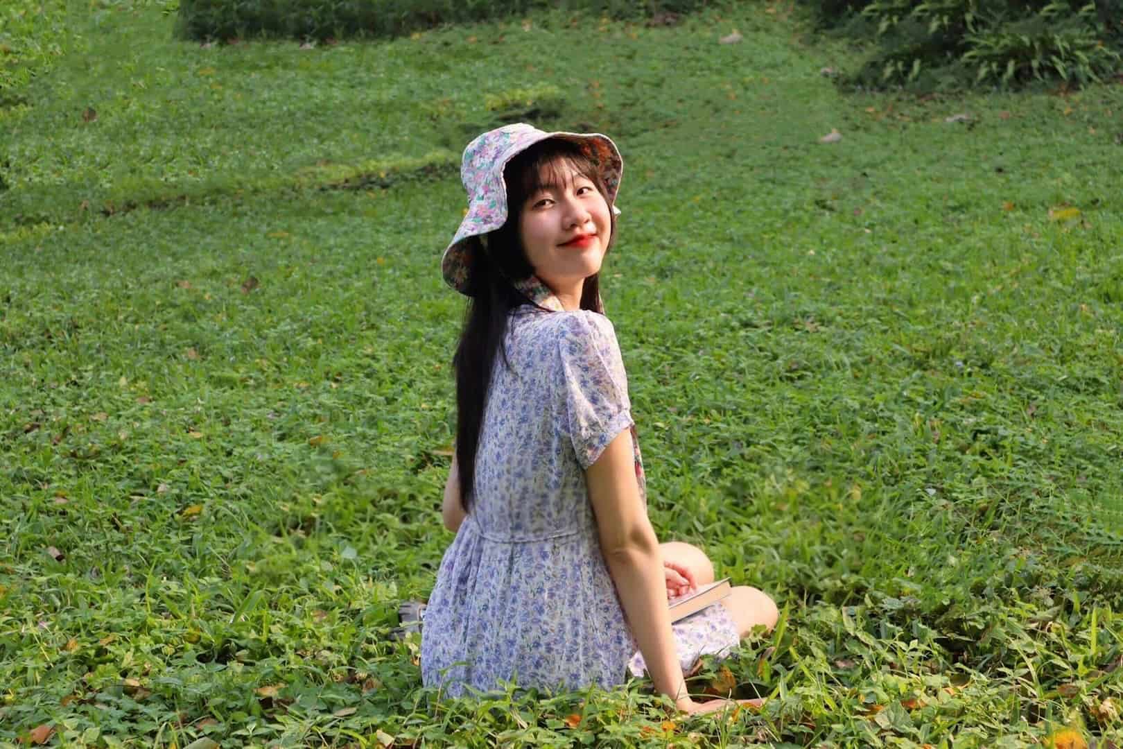 Lựa chọn phông nền có cây xanh giúp ảnh có độ bão hòa màu sắc tốt