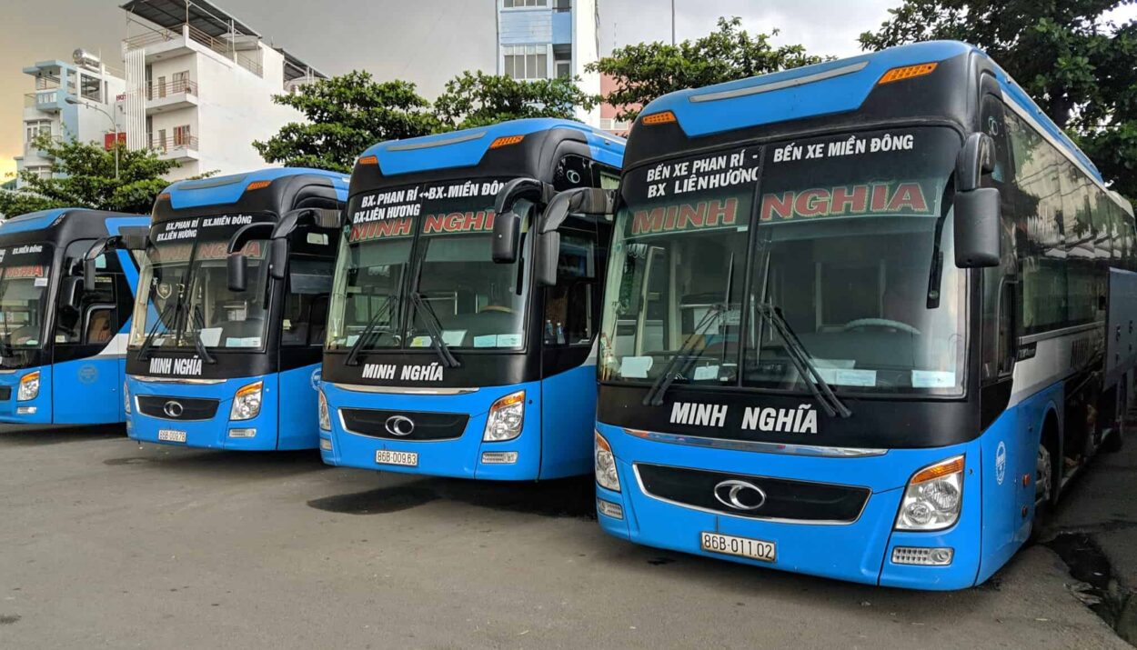 Xe khách di chuyển đi Mũi Né