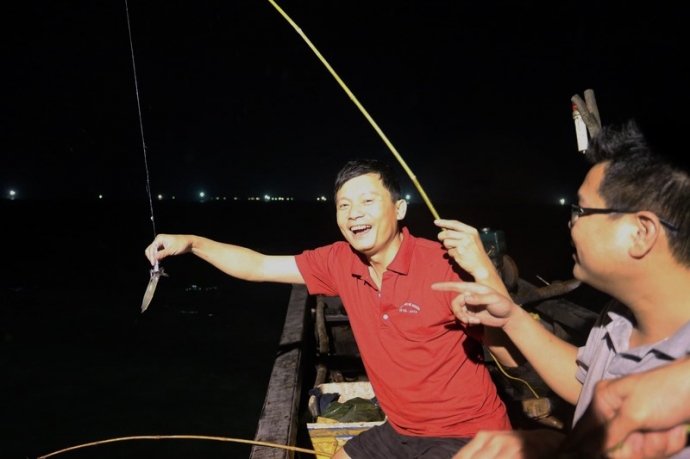 Tour câu mực đêm trải nghiệm thú vị trên biển