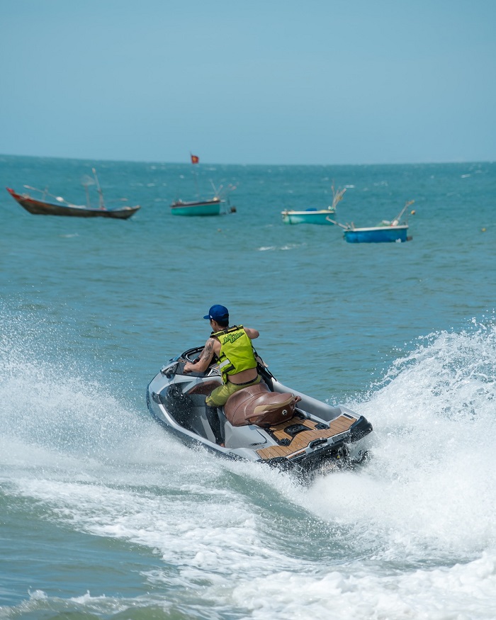 Trải nghiệm cảm giác mạnh lái mô tô nước Jetski
