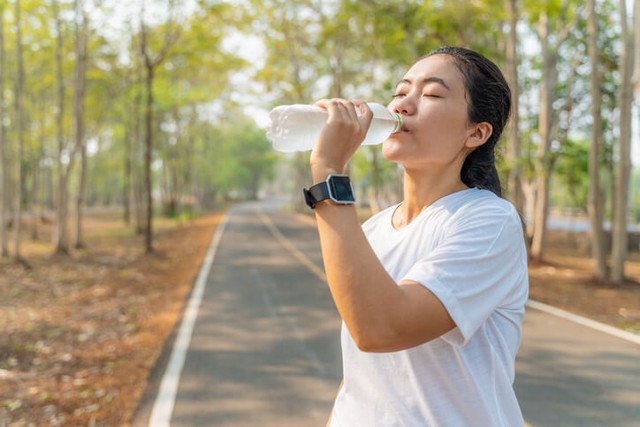 Luôn mang theo chai nước bên mình khi du lịch hè