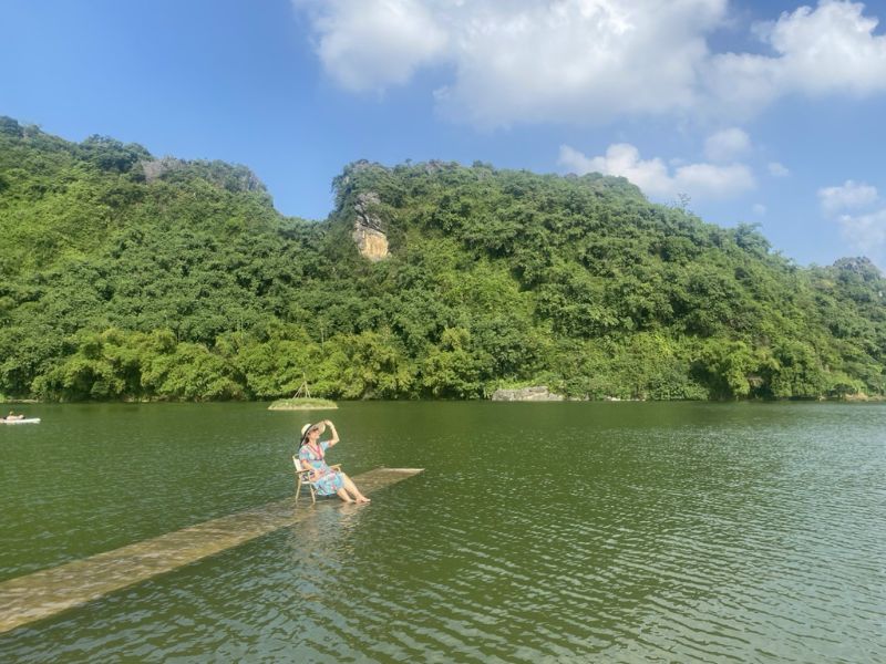 Khung cảnh hồ Quan Sơn lãng mạn ngày hè