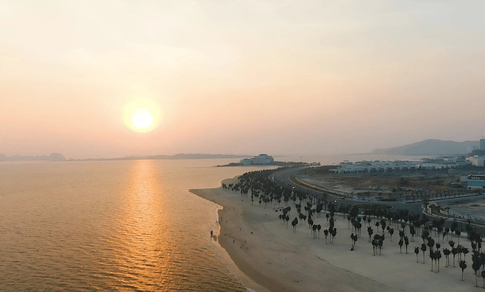 Bãi biển Bãi Cháy lộng gió ngày hè