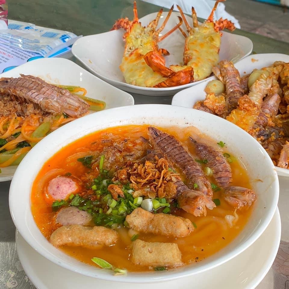 Món bún bề bề với màu sắc hấp dẫn, hương vị khó quên