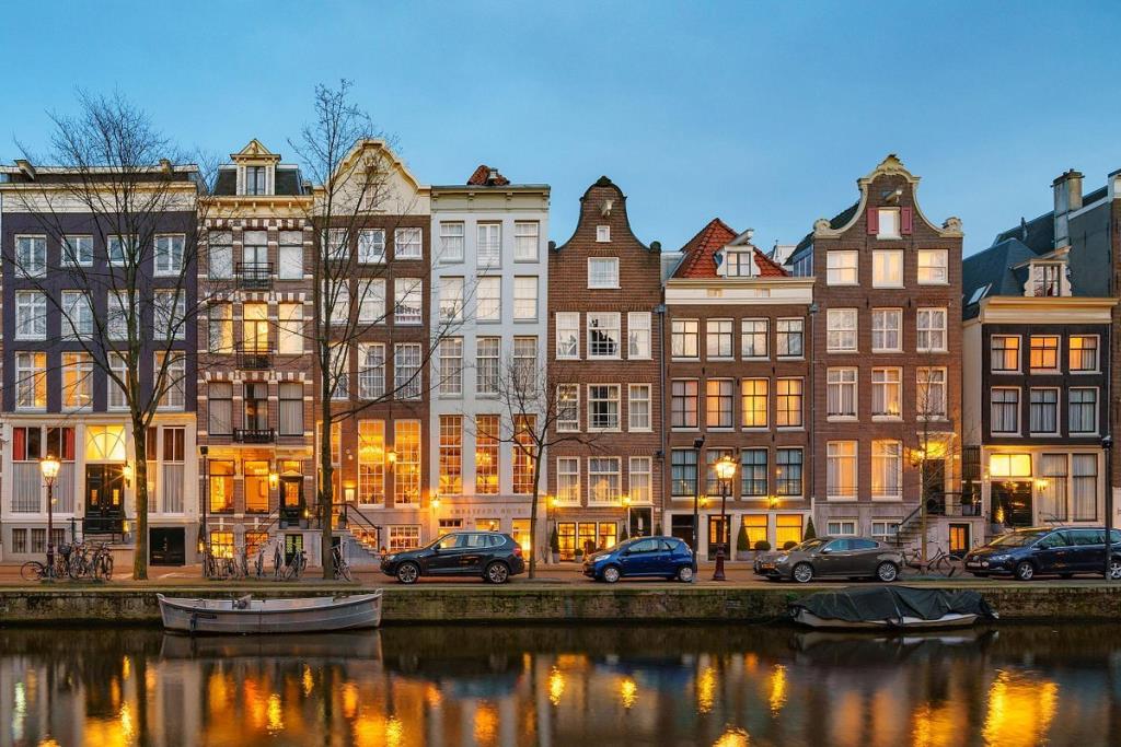 Du khách đến amsterdam và ở lại đang chịu hai mức thuế